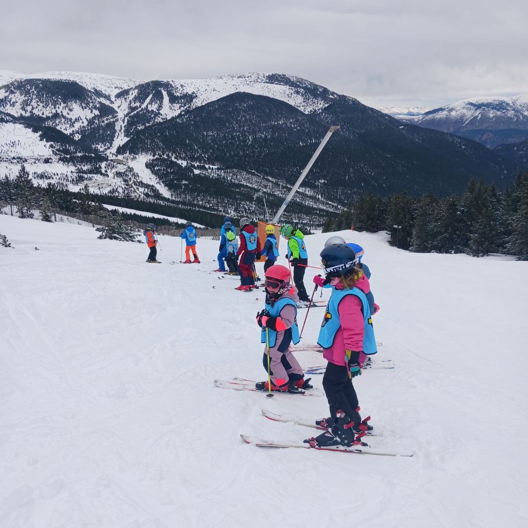 Classes grupals d’esquí a La Molina: Diversió i Aprenentatge a la Neu classe grupal desqui classes grupals d'esquí